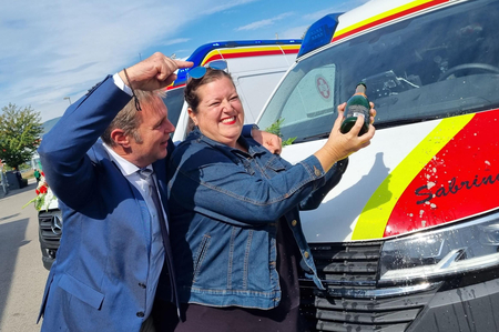 GR:in Sabrina Divoky weiht das neue Fahrzeug mit einer Flasche Sekt ein