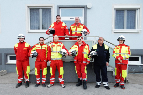 Eine Gruppe Sanitäter vor der Rettungsstelle.