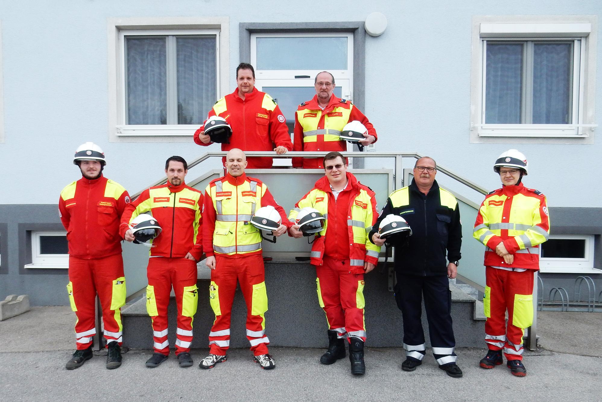 Neue Schutzhelme in den Fahrzeugen des ASBÖ Traiskirchen-Trumau