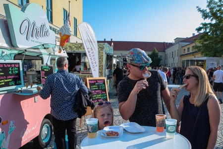 Familie am Foodtruck beim Rebel Heart-Festival 2020 in Traiskirchen.