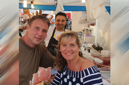 Stadtchef Andi Babler und Wirtschaftsstadträtin mit italienischem Markthändler