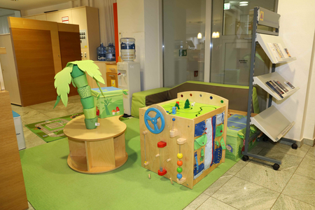 Spielecke mit Kinderspielsachen auf einem Teppich