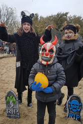 Kinder und Besucher*innen beim Gruselpfad.