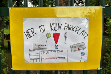Ein Schild mit der Aufschrift "Hier ist kein Parkplatz" am Zaun der VS Traiskirchen