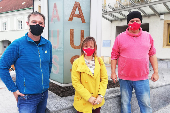 Bgm. Andreas Babler und den Stadtbediensteten Manuela Gabler und Christian Pankratz vor dem Rathaus.