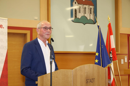 Der Präsident der Volkshilfe Österreich Ewald Sacher spricht © Stadtgemeinde Traiskirchen