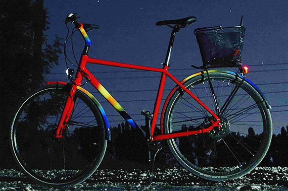 Ein rotes Fahrrad mit Regenbogenmuster