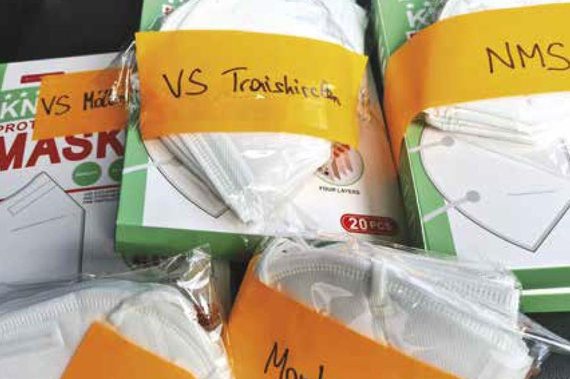 Mehrere Stapel FFP2 Masken für Traiskirchner PädagogInnen.