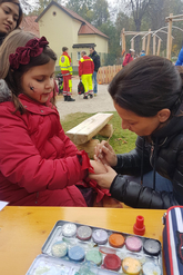 Kinder und Besucher*innen beim Gruselpfad.