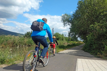 Radfahrer am Wiener Neustädter Kanal.