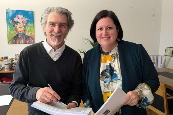 Finanzchef Mag. Gernot Kutusow und Bürgermeisterin Sabrina Divoky
