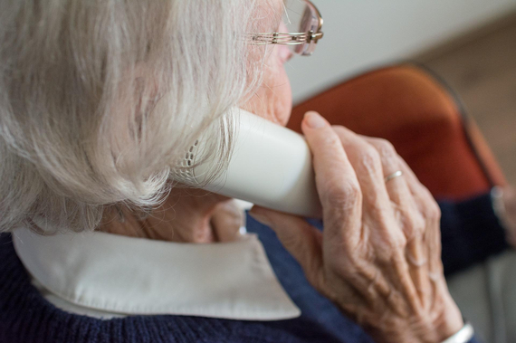 Eine alte Dame am Telefon