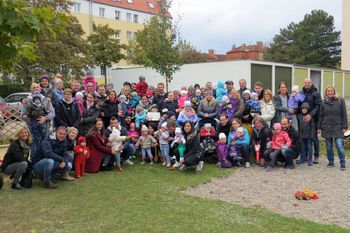 Eltern-Kinder-Gruppe bei der Lebensbaumpflanzung.