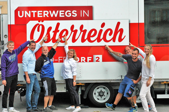 Das Team der Stadtgemeinde Traiskirchen vor dem ORF2 Bus.