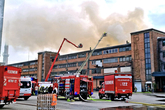 Feuerwehrfahrzeuge beim Löschen des Brandes im Gewerbepark.