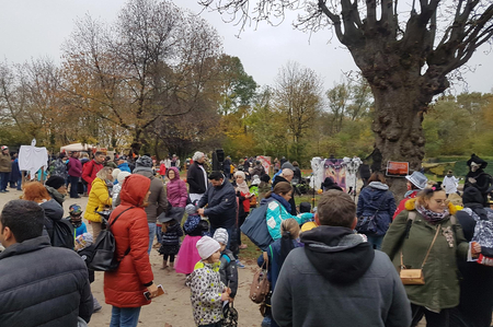 Kinder und Besucher*innen beim Gruselpfad.