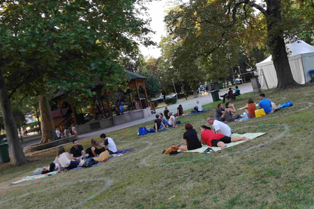 Picknickfläche mit eigenen Markierungen für Besucher.