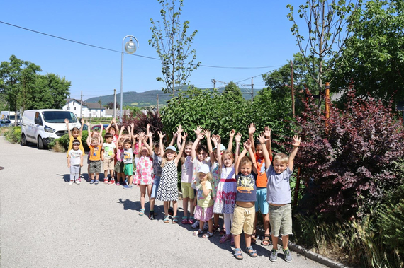 Die Kinder des Kindergarten Badner Straße in Tribuswinkel mit den neu gepflanzten Bäumen.