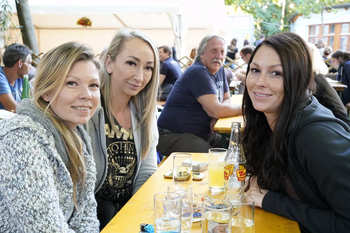 Gäste auf dem Weinfest.