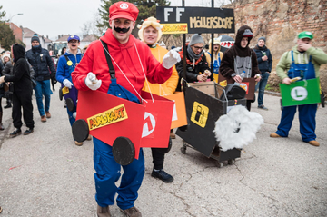 Teilnehmer*innen beim Straßenkarneval.