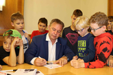 Volksschüler aus Möllersdorf mit Bgm. Andi Babler