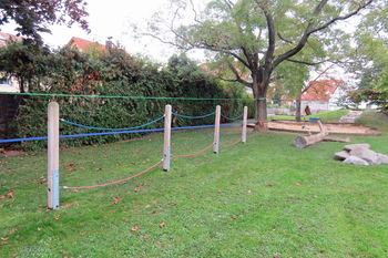 Garten mit Kletterseilen.