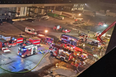 Mehrere Feuerwehrfahrzeuge auf dem Betriebsgelände Traiskirchen.