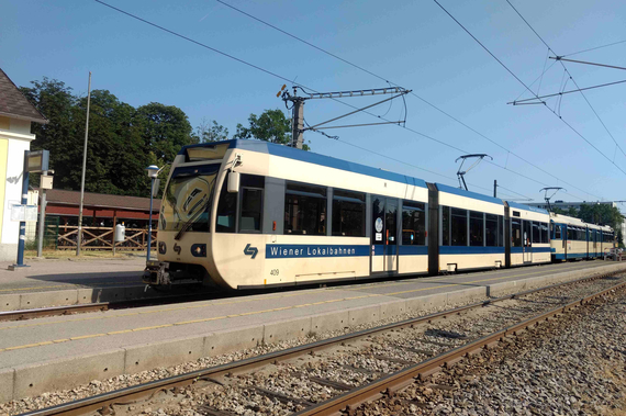 Badener Bahn am Bahnhof Traisirchen