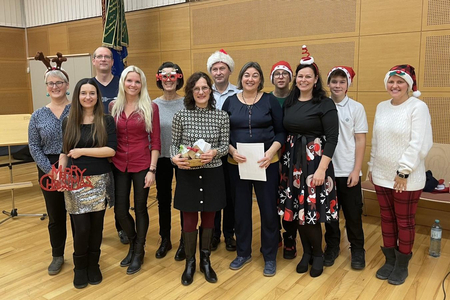 Sängerinnen & Sänger mit Weihnachtsmützen