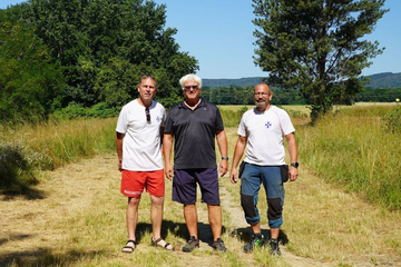 Muttenthaler in der Mitte, zwei Mitglieder der Wasserrettung neben ihm. 