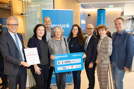 Vorstandsdirektor Dr. Roman Dopler übergibt die Spende von 2.000 Euro an Doris Artwohl und Dorli Tod vom Sozialprojekt „der gute laden“. (v.l.n.r.) Vorstandsdirektor Dr. Roman Dopler, Filialleiterin Bettina Garherr, Erwin Skrianz, Projektinitiatorin „der gute laden“ Dorli Tod, Projektleiterin „der gute laden“ Doris Artwohl, Vorstandsdirektor Mag. Reinhard Keider, Bezirkshauptfrau Mag. Verena Sonnleitner, Bürgermeister Andreas Babler MSc