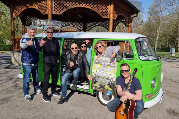 GR Robert Eichinger, Hannes Eppich, Roman Gregory, Andy Graffy, STR Manuela Rommer- Sauerzapf und Paul Schnecker in einem grünen VW Bus