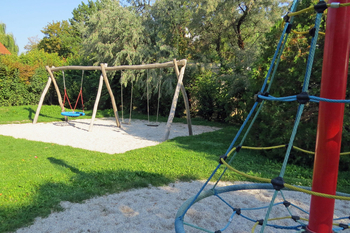 Schaukeln und Kletterkreisel.