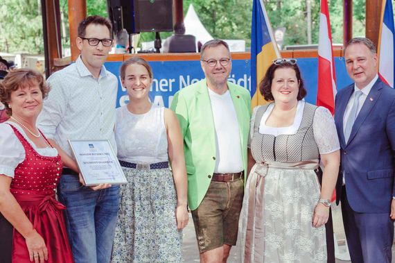 Stadträtin Manuela Rommer-Sauerzapf, Winzer Johann Glanner und Barbara Heher, Weinbauobmann Ing. Robert Alphart, Bürgermeisterin Sabrina Divoky und Vizekanzler Andreas Babler