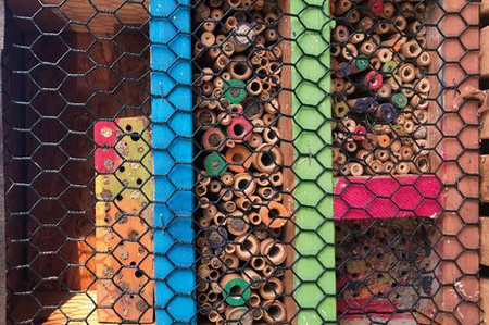 Eine Nisthilfe für Wildbienen