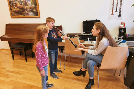 kleiner Junge proiert sich auf der Klarinette