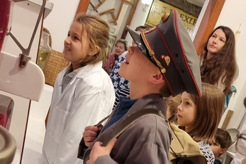Kinder bei der Zeitmaschine im Museum
