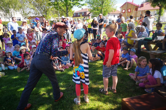 Mit viel Kinderlachen und einer tollen Zaubershow von Zauberer Morelli wurde die Spielplatzeröffnung gefeiert © Stadtgemeinde Traiskirchen