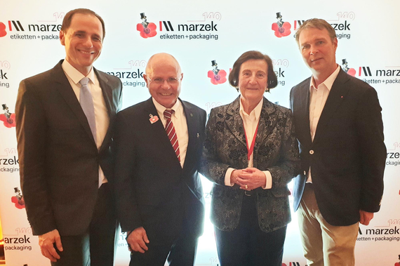 Bgm. Andreas Babler gratuliert Frau KR. Helga Marzek, Dr. Johannes Michael Wareka und Ing. Alexander Schneller-Scharau.