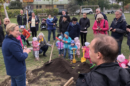 STR*in Sandra Akranidis-Knotzer mit den Besucher*innen.