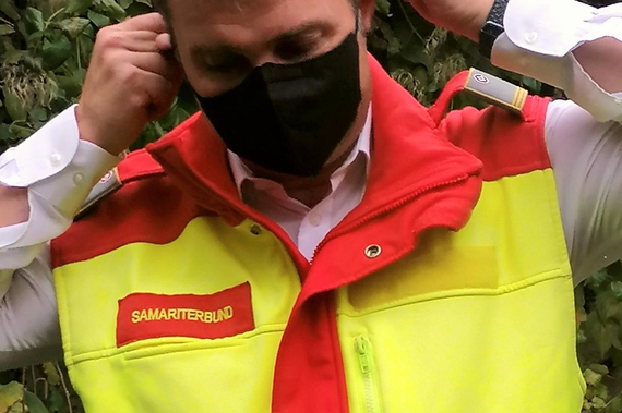 Bürgermeister Andi Babler setzt sich eine FFP2-Maske auf.