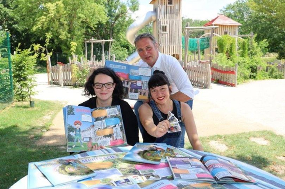 Julia Gurnhofer, GRin Karin Blum und Bgm. Andreas Babler präsentieren das neue Pickerlheft
