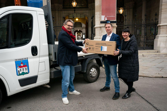 Wiens Gesundheitsstadtrat Peter Hacker übergibt Kisten mit FFP2 Masken an Traiskirchens Bgm. Andreas Babler und GR*in Karin Blum.