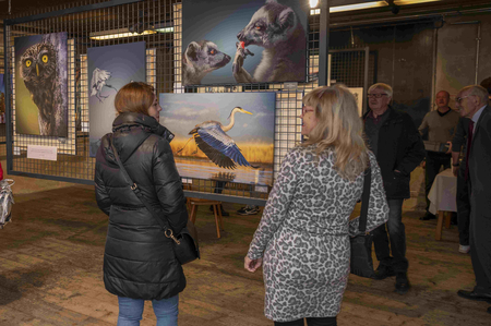 Besucher:innen der Fotoausstellung vor den Werken
