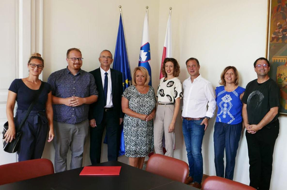 Projektleiterin lna Prezelj, Stadtvertreter Zeljko Milovanovic, Amtsdirektor Matjaž Likar und Vizebürgermeisterin Alenka Iskra heißen GR Fruzsina Lazar, Bgm. Andreas Babler, Projektleiterin Irene Kari und GR Norbert Ciperle.