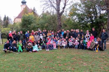 Eltern-Kinder-Gruppe bei der Lebensbaumpflanzung.