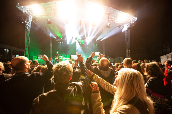 Besucher*innen bei Musik in der Fabrik Traiskirchen.