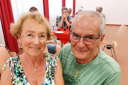 Zwei Menschen im Aktiv Café