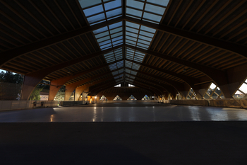 Die neue LED Beleuchtung in der Eislaufhalle mit Nachbeleuchtung.