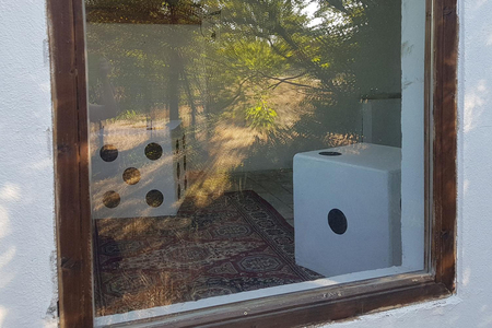 2 große Würfel durch eine Glasscheibe fotografiert